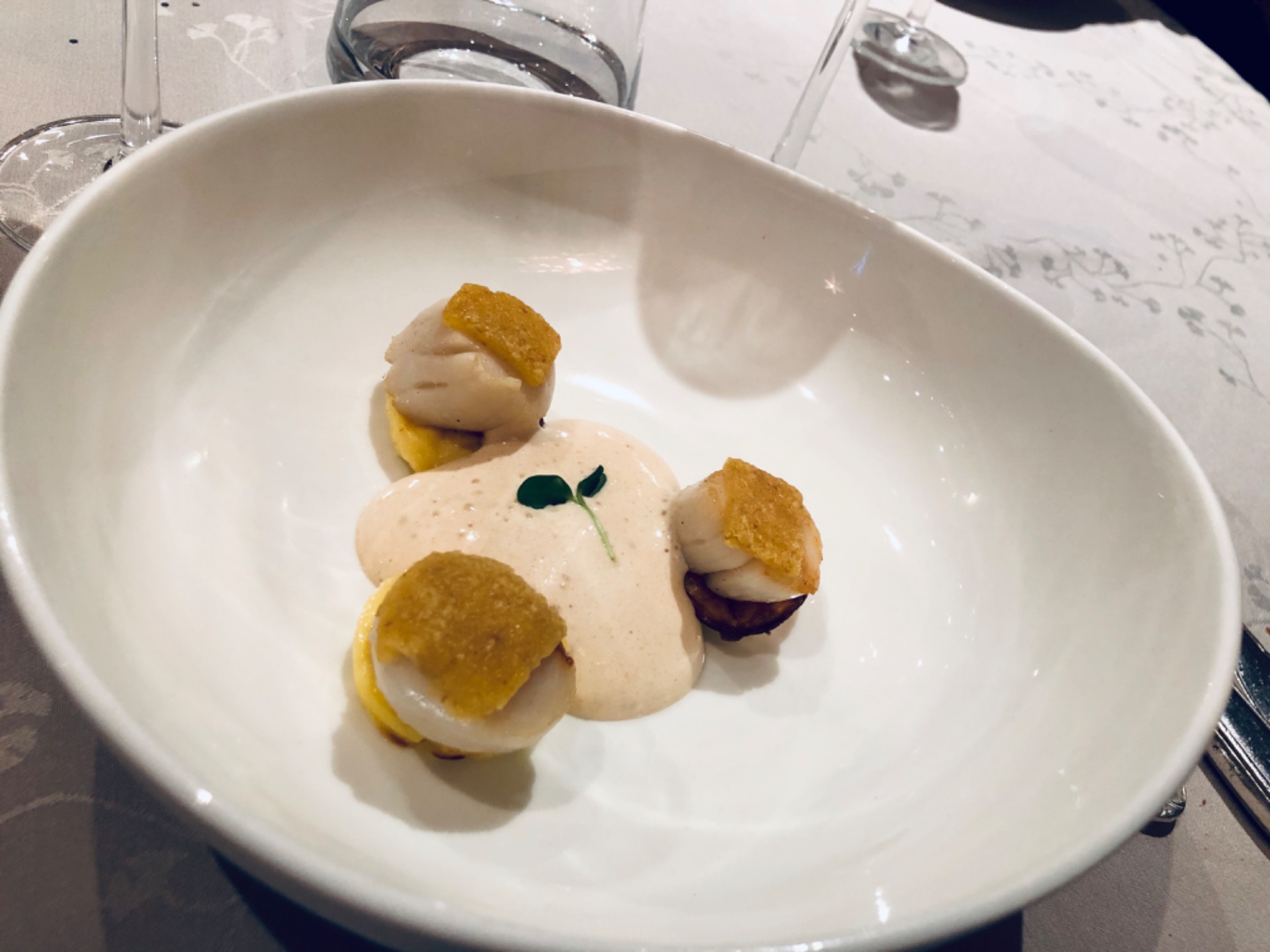 Noix de Saint Jacques avec craquelin et son emulsion de corail (Plat)