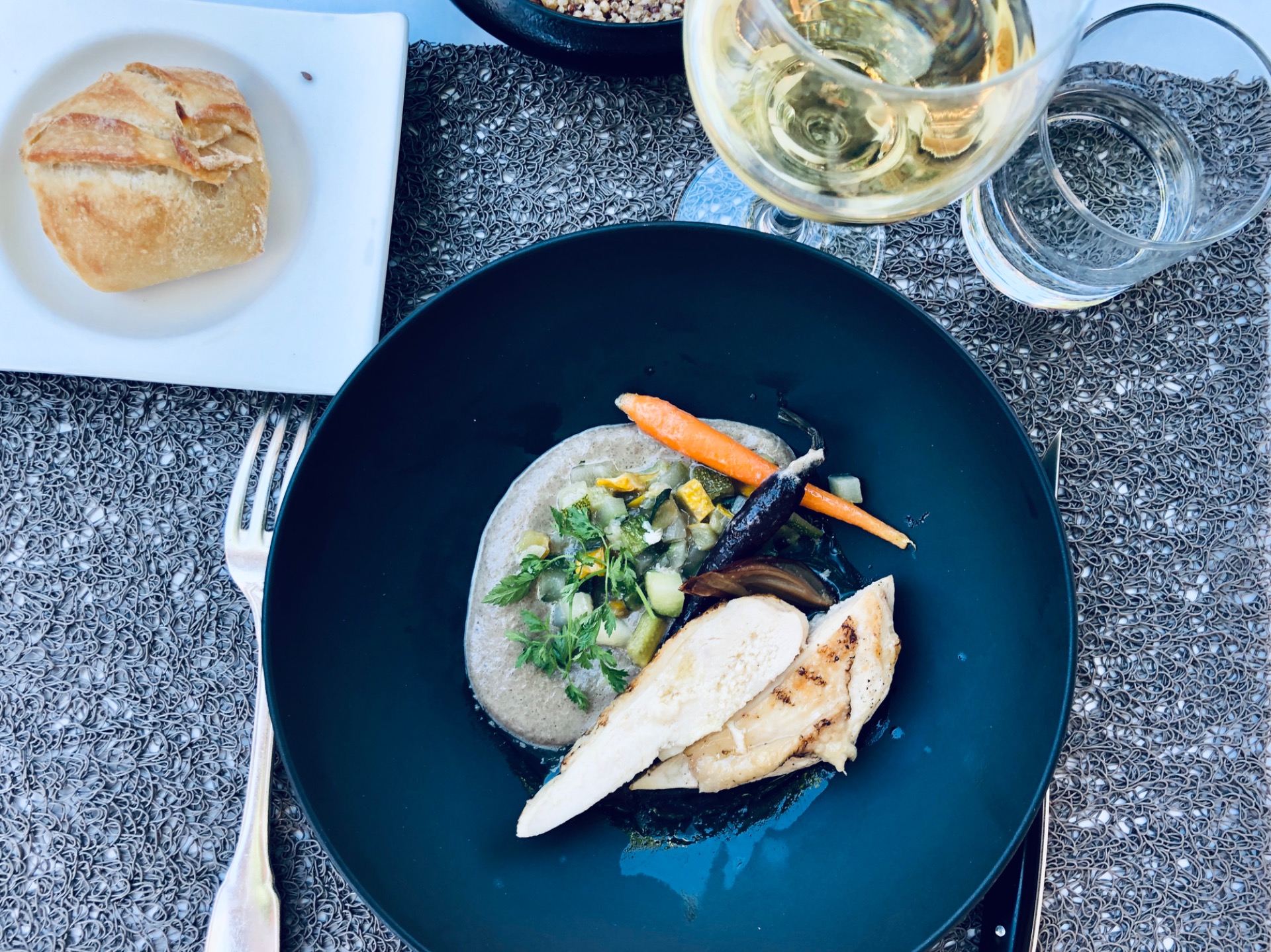 Poulet cuit à basse temperature, purée de champignon de Paris, carotts croquantes et petits legumes (Plat)